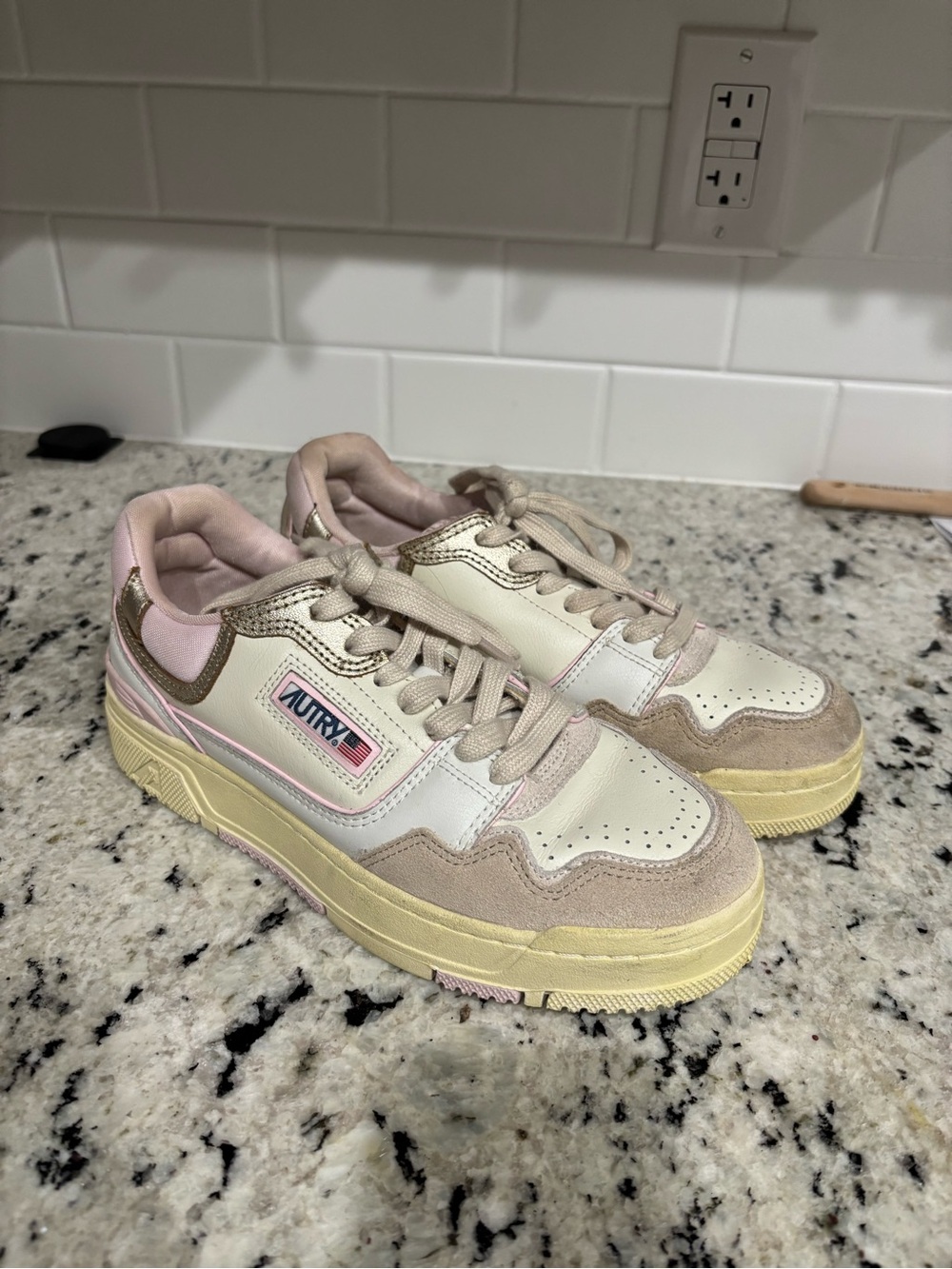 Autry Women's White & Pink Medalist Low-Top Sneakers